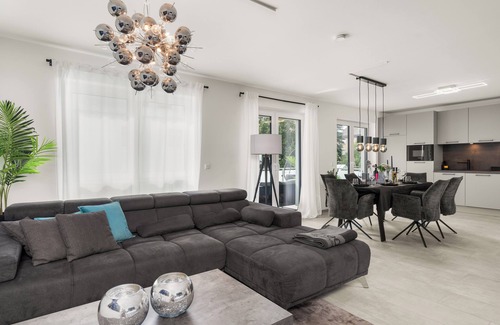Bielefeld Apartment | Fairmieten: Moderne Suite mit Balkon und Parkplatz