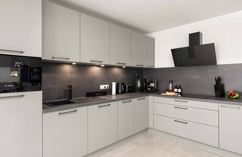 Bielefeld Apartment | Fairmieten: Moderne Suite mit Balkon und Parkplatz