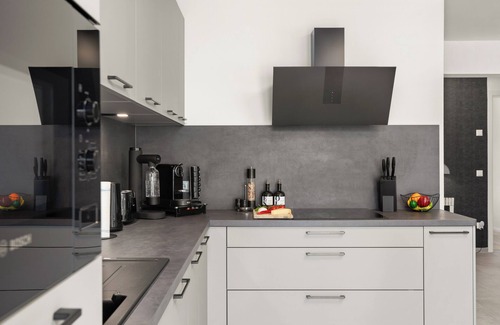 Bielefeld Apartment | Fairmieten: Moderne Suite mit Balkon und Parkplatz