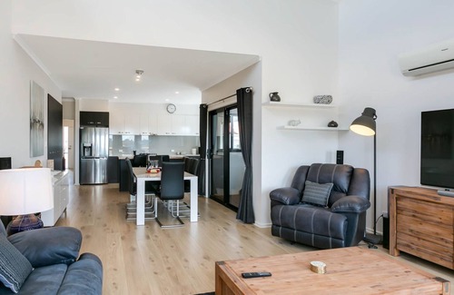 Normanville House | Fairway 1 - 9/19 Troon Drive