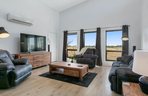 Normanville House | Fairway 1 - 9-19 Troon Drive