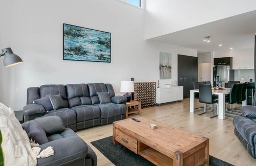 Normanville House | Fairway 1 - 9-19 Troon Drive
