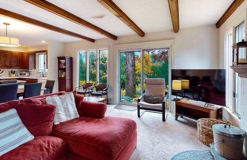 West Hartford Cabin | Fairway Village gem on the Quechee Golf Course - air-conditioning & fireplace