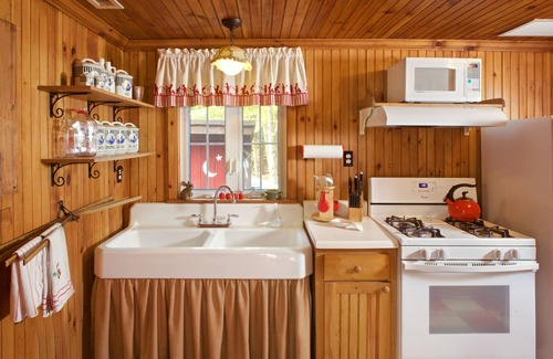 Intervale Cabin | Fairy-tale Cabin in White Mountains, Historic Charm "Dundee Lodge" - Sleeps 5-6