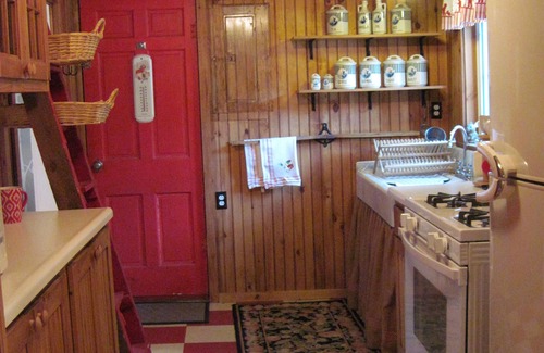 Intervale Cabin | Fairy-tale Cabin in White Mountains, Historic Charm "Dundee Lodge" - Sleeps 5-6