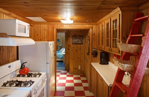 Intervale Cabin | Fairy-tale Cabin in White Mountains, Historic Charm "Dundee Lodge" - Sleeps 5-6