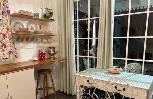 Gilston Cottage | Fairytale Cottage - 20 minutes drive to Broadbeach