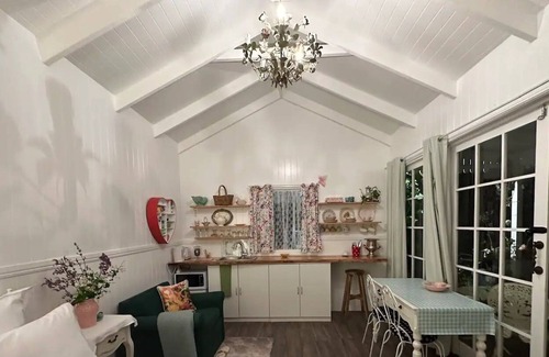 Gilston Cottage | Fairytale Cottage - 20 minutes drive to Broadbeach