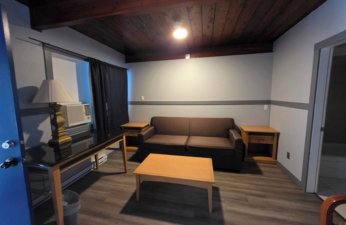 North Cowichan Hotel | Falcon Nest Motel