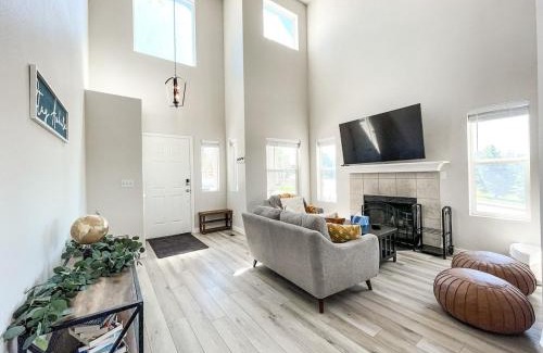 Gleneagle House | Falcon's Nest hot tub games mins to USAFA and hiking