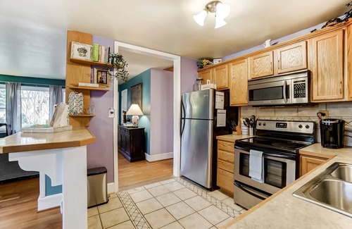 Oakhurst House | Fall Deal: 10% Off 3+ Night Stays Until Oct 31!