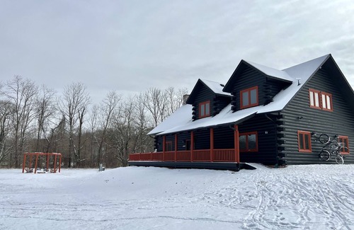 Rogers Cabin | Fall Foliage Cabin on Creek,Gravel Trail, Hot Tub&Sauna on 6acres 12 mins to DTR