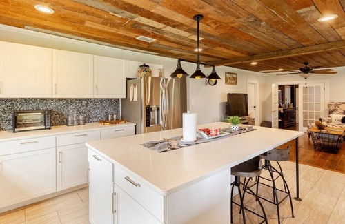 Waxahachie House | Fall Railway Station Stay- Sleeps 9