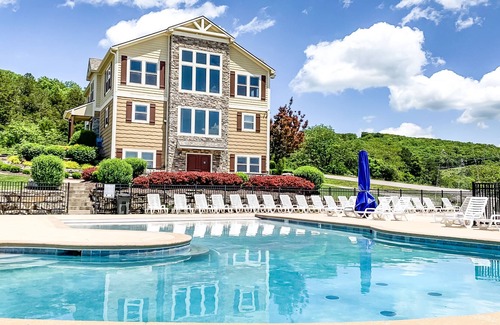 Hollister Cottage | FALL SPECIALS 🍁🎄 Cottage 🏡Private Hot Tub, 💦2 POOLS, Grill & 2 masters down