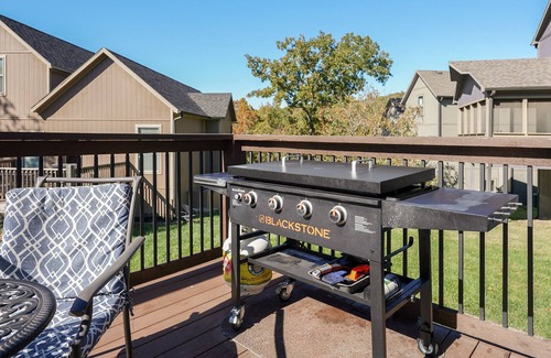 Hollister Cottage | FALL SPECIALS 🍁🎄 Cottage 🏡Private Hot Tub, 💦2 POOLS, Grill & 2 masters down