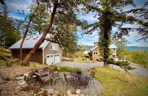 Deer Harbor Apartment | Fall Specials! Experience Deer Harbor charm in our cozy 1-bedroom loft apartment