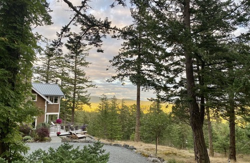 Deer Harbor Apartment | Fall Specials! Experience Deer Harbor charm in our cozy 1-bedroom loft apartment