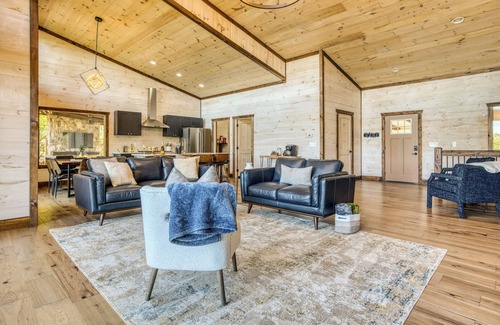 Mineral Bluff Cabin | Fall View*Outdoor Kitchen*Luxury*EPIC Pool