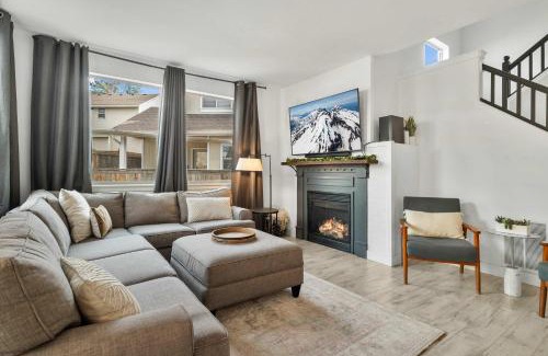 Old Farm District House | Fam-Friendly- Hot-tub - 30min to MT Bachelor