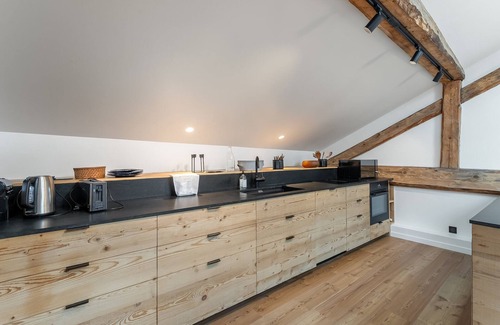 Praranger Ski Chalet | Family Chalet with Sauna, Spa, and Fireplace for 12 – Pet Friendly