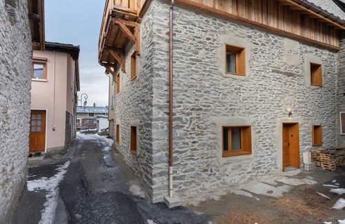 Praranger Ski Chalet | Family Chalet with Sauna, Spa, and Fireplace for 12 – Pet Friendly