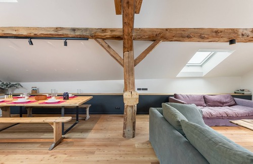 Praranger Ski Chalet | Family Chalet with Sauna, Spa, and Fireplace for 12 – Pet Friendly