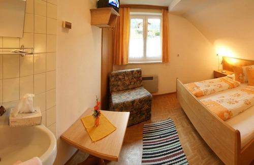 Flattach Bed & Breakfast | Familienzimmer, Dusche, WC, Waldseitig - Gasthof-pension Innerfraganter Wirt