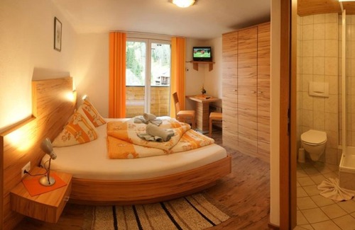 Flattach Bed & Breakfast | Familienzimmer, Dusche, WC, Waldseitig - Gasthof-pension Innerfraganter Wirt