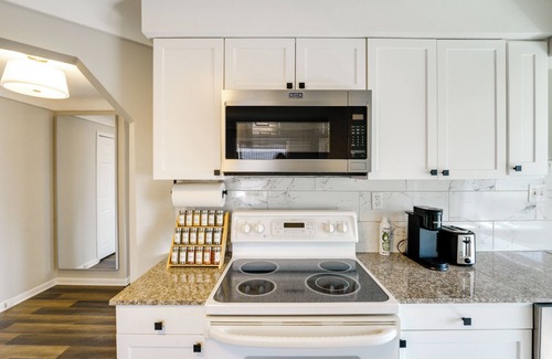 Roseville Apartment | Families Welcome! Convenient Roseville Duplex