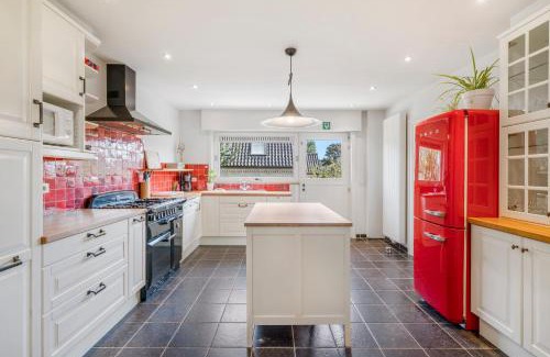 Witte Burg Villa | Familievilla bij strand met privé tuin & parking