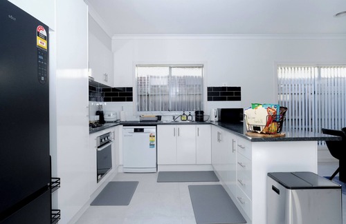 Werribee House | Family And Remote Work Friendly-Only 4 Minutes from The Pacific Werribee