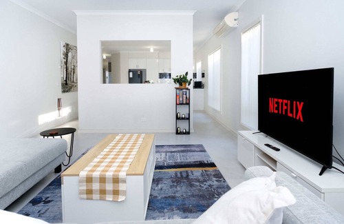 Werribee House | Family And Remote Work Friendly-Only 4 Minutes from The Pacific Werribee