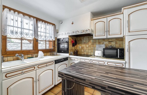 Le Praz Ski Chalet | Family Chalet in Central Courchevel le Praz - Sleeps 8, Close to Slopes, South-Facing Terrace
