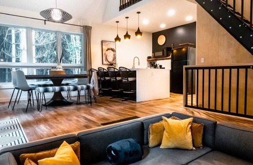 Laurelville Cabin | Family Fave : Secluded : Conversation Pit : Kids' Fort : Hot Tub : Trails