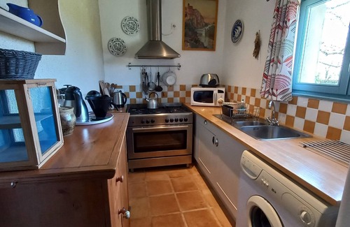 Saint-Martin-Labouval Cottage | Family friendly gite near St.Cirq Lapopie with large garden & shared pool.