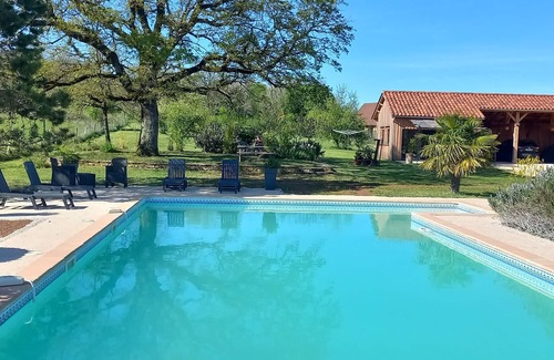 Saint-Martin-Labouval Cottage | Family friendly gite near St.Cirq Lapopie with large garden & shared pool.