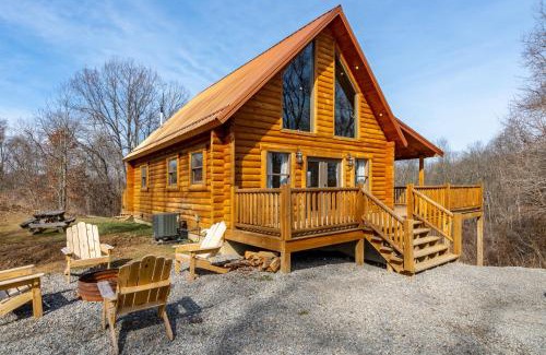 McArthur Ski Chalet | Family Friendly ~ Hocking Hills Cabin ~ Close to Caves, w/Wifi