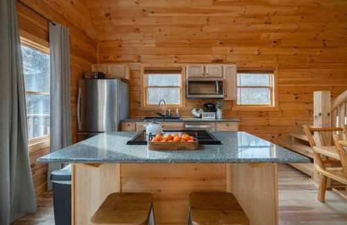 McArthur Ski Chalet | Family Friendly ~ Hocking Hills Cabin ~ Close to Caves, w/Wifi