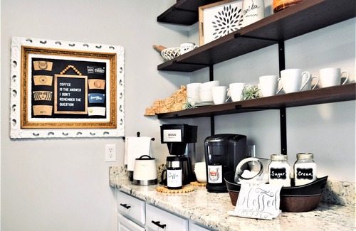 Drake House | Family Friendly! 2-Car Garage. 3 mi to I-65. Fire pit. Ping Pong. Games!