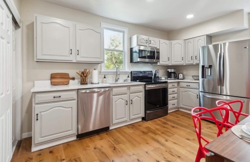 Castle Shannon House | Family Friendly 3-BR Bungalow near Attractions