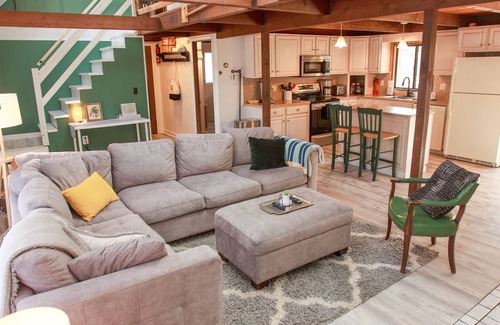 Thornhurst Ski Chalet | Family Friendly 4-BR Pocono Hideaway 1st Floor Bedroom, Fire Pit, Pet-Friendly