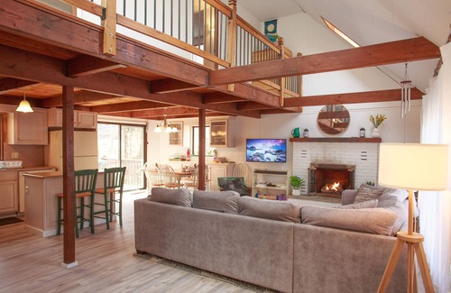 Thornhurst Ski Chalet | Family Friendly 4-BR Pocono Hideaway 1st Floor Bedroom, Fire Pit, Pet-Friendly