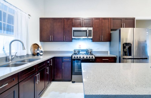 Epworth House | Family friendly accessible 3 bedroom bungalow *15 min to Ocho Rios