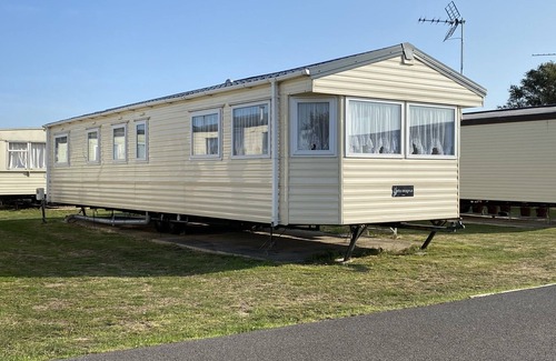 Clacton-on-Sea House | Family-friendly Caravans With On-site Pool and Entertainment