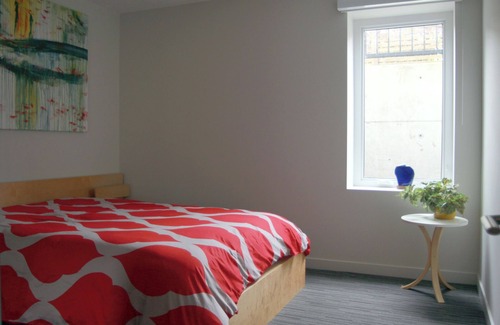 Hollyburn Apartment | Family-Friendly 2BR Ambleside Suite Near Beach & Trails