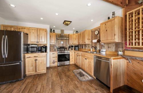 West Valley House | Family-Friendly Cabin with Heated Pool & Sauna