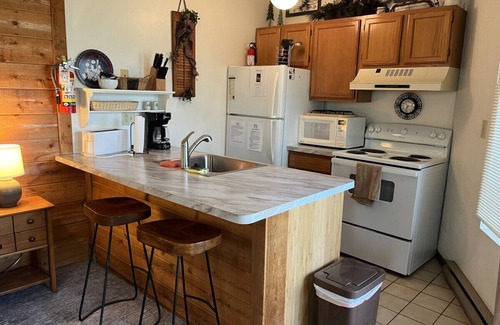Hidden Valley Condo | Family Friendly Condo Minutes to Pool, Free Parking, Contact Free!
