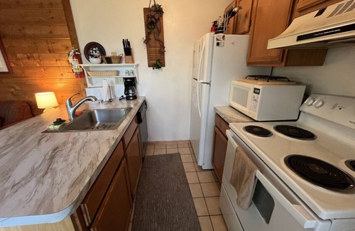 Hidden Valley Condo | Family Friendly Condo Minutes to Pool, Free Parking, Contact Free!