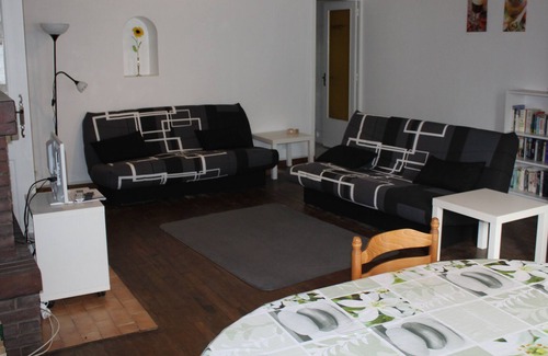 Vayres Cottage | Family friendly gite near Rochechouart, with heated pool and fishing lake