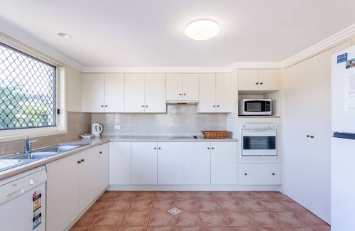Emu Park Apartment | Family friendly holiday accommodation right across the road from the beach.